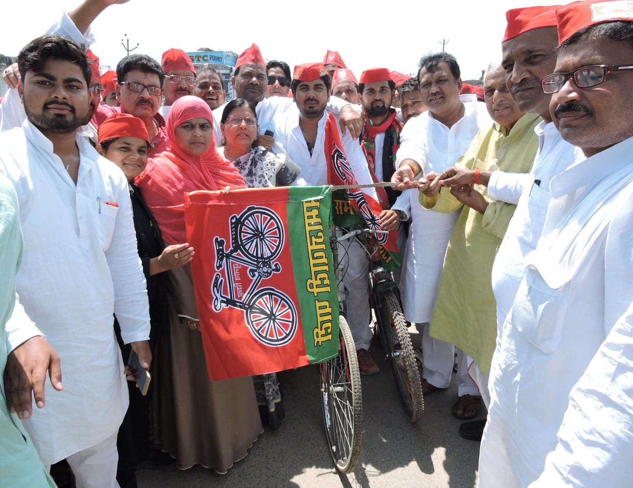 सपाइयों ने निकाली साइकिल यात्रा 