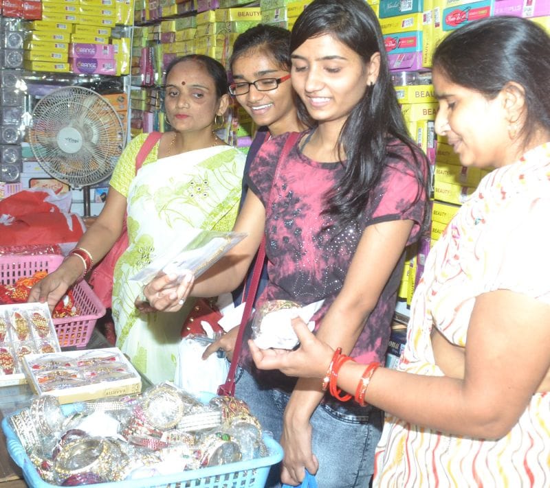 सावन में फुहार लेकर आया तीज त्योहार