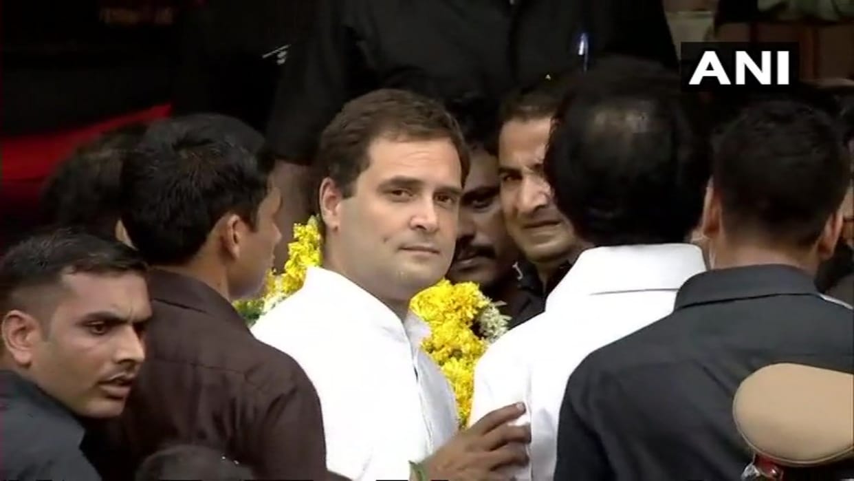 Supporters pay tribute to former Tamil Nadu CM M. Karunanidhi
