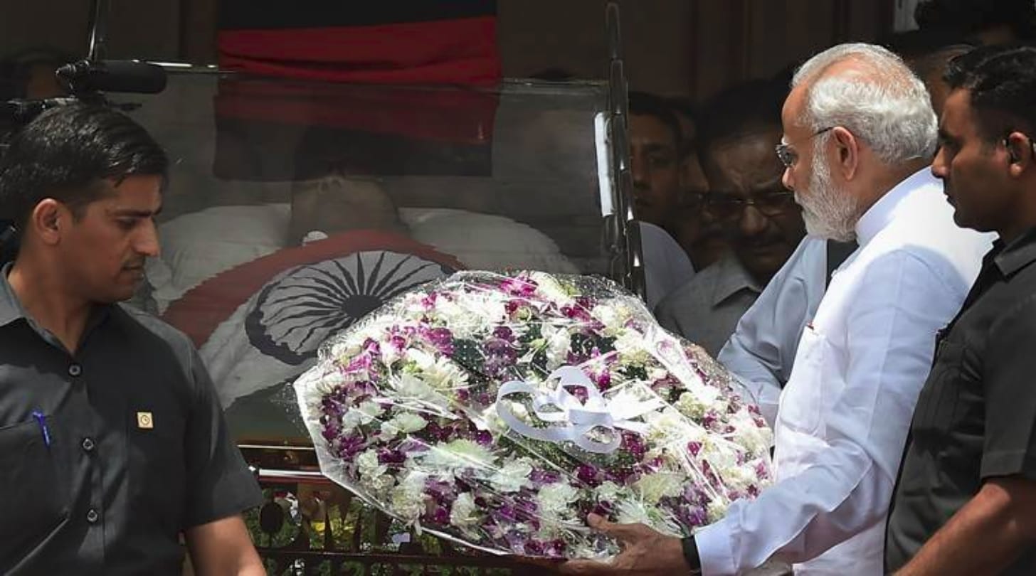 Supporters pay tribute to former Tamil Nadu CM M. Karunanidhi