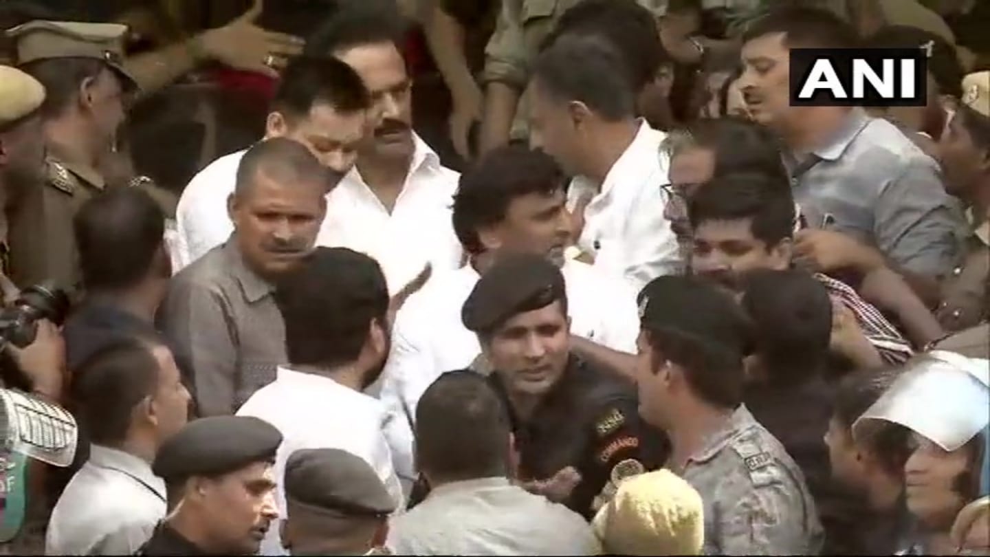 Supporters pay tribute to former Tamil Nadu CM M. Karunanidhi