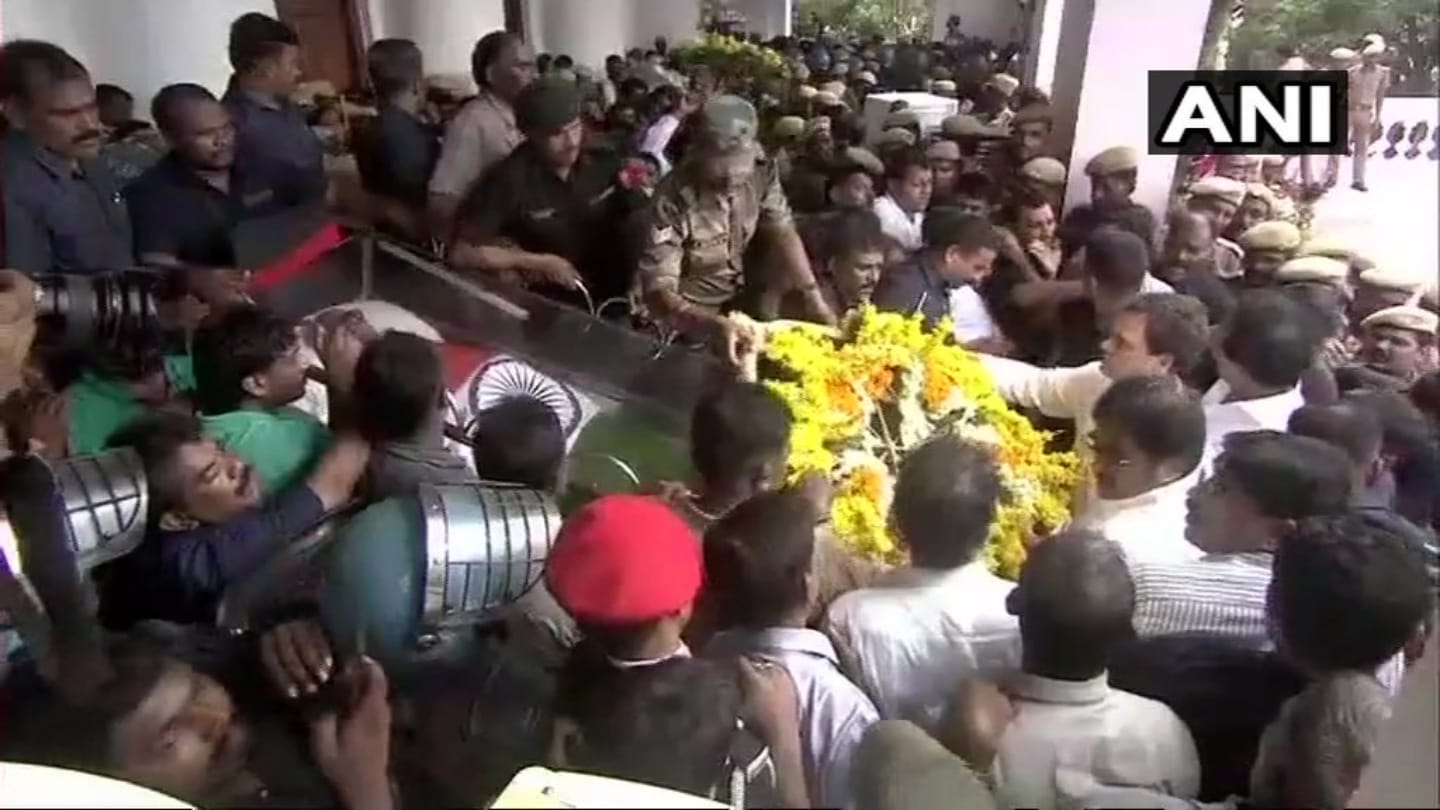 Supporters pay tribute to former Tamil Nadu CM M. Karunanidhi