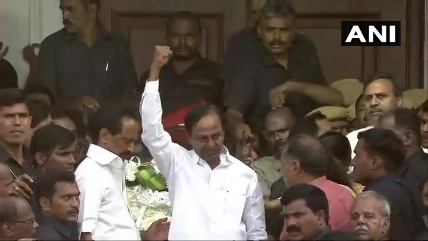 Supporters pay tribute to former Tamil Nadu CM M. Karunanidhi