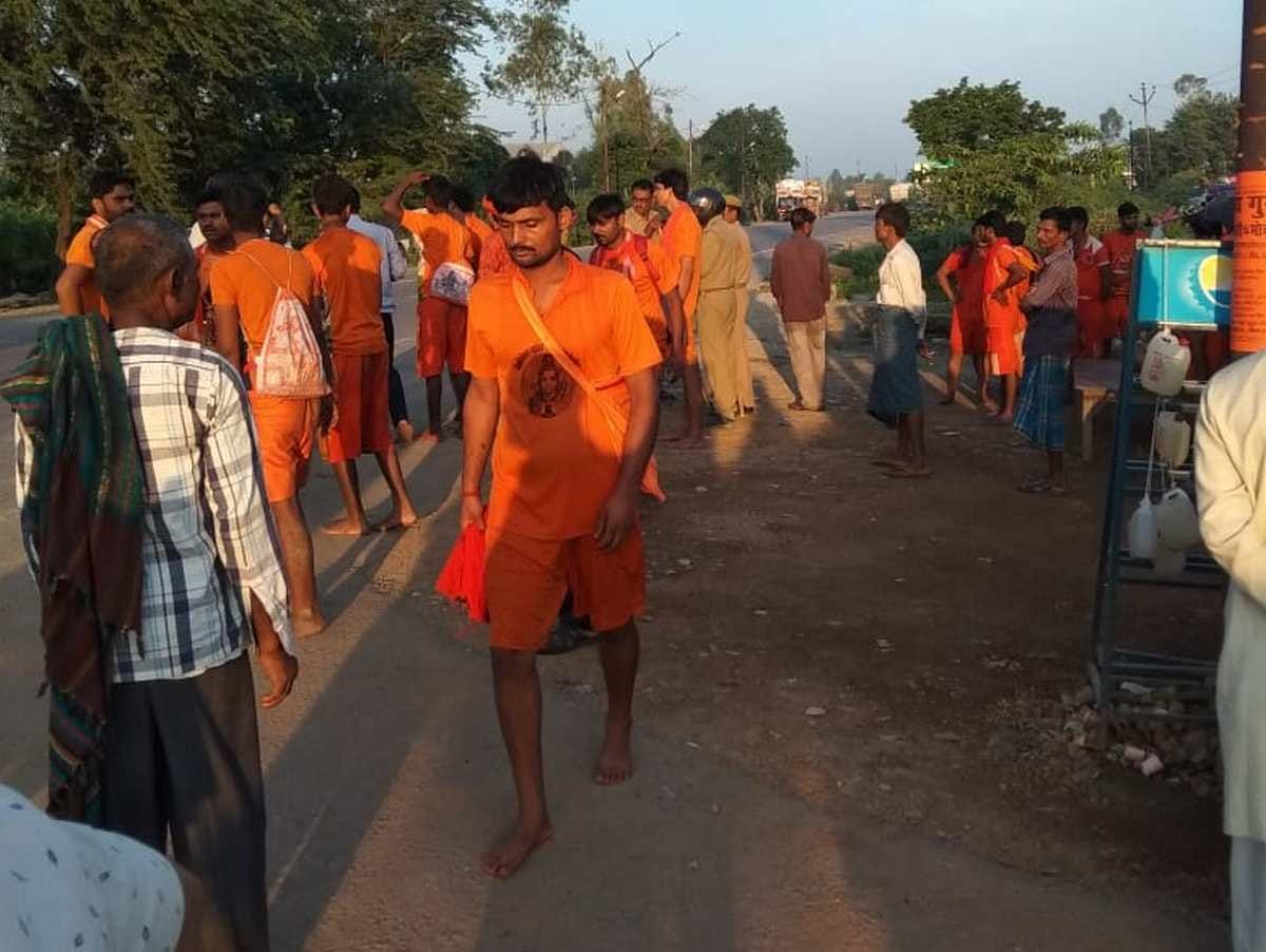 kanwariya killed in road accident when magic hit them at jaunpur
