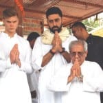 स्व. राजन नंदा आत्मा की शांति के लिए प्रार्थना करते अभिषेक बच्चन व अन्य