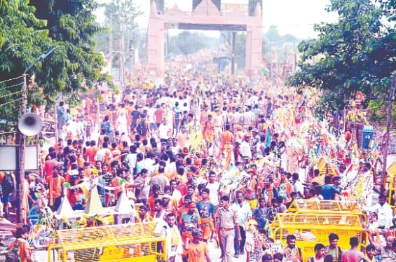 pura mahadev mandir mein umde shivbhakt