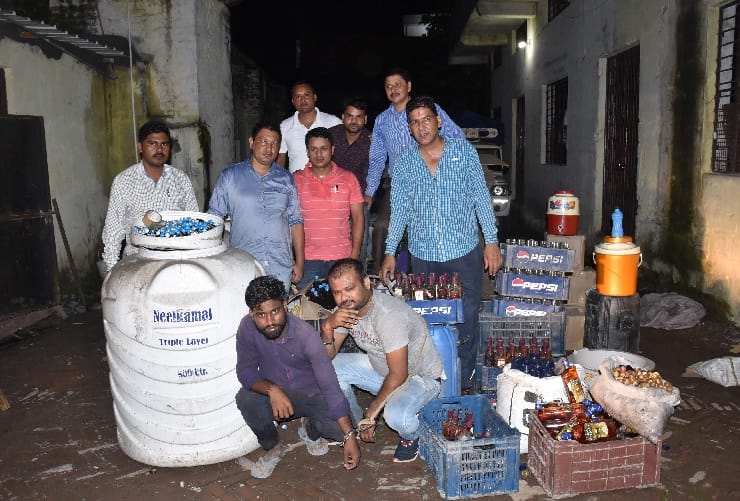 शांतिपुरी में पकड़ी गई अवैध शराब की फैक्ट्री
