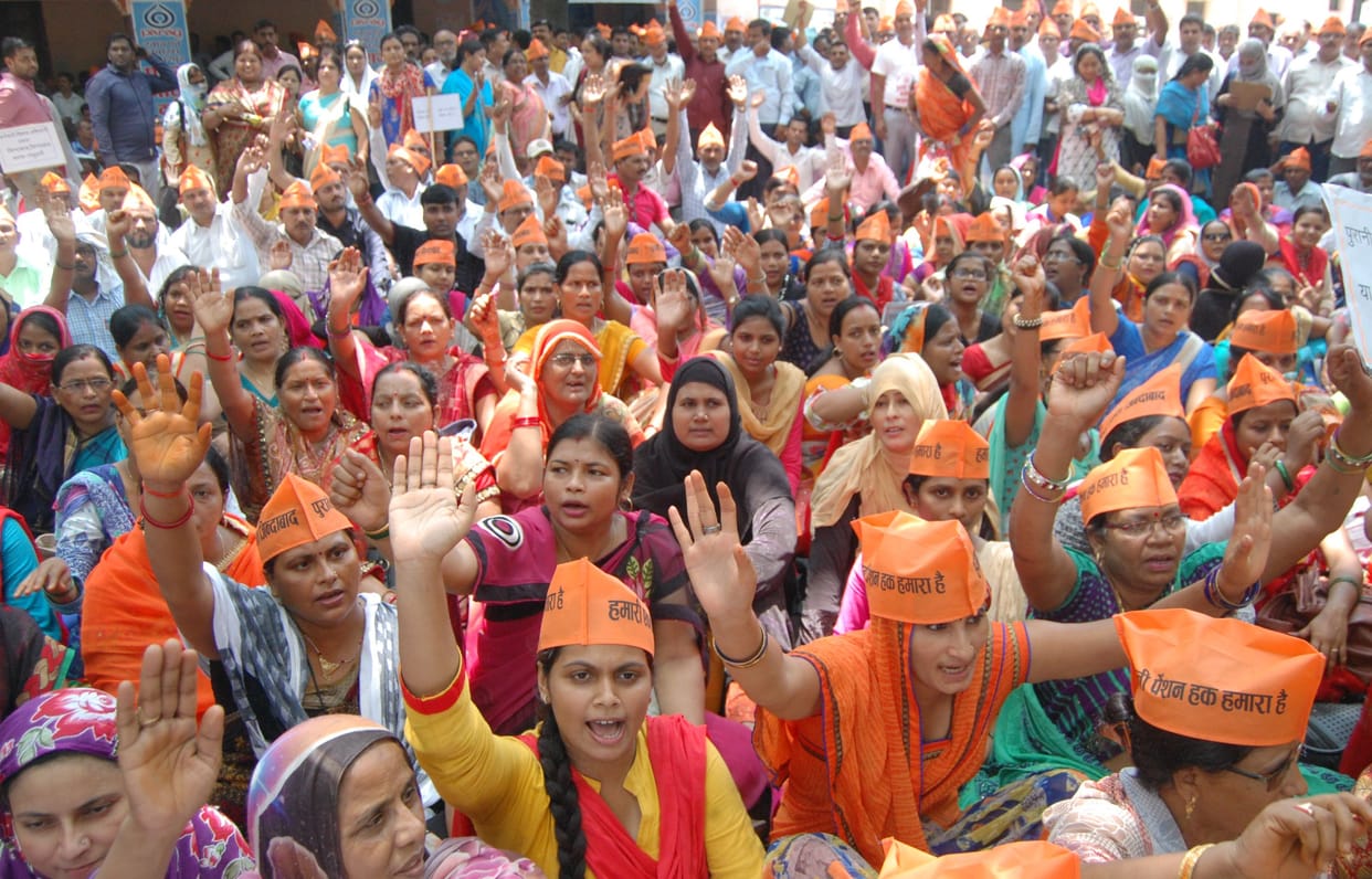 पुरानी पेंशन बहाली को लेकर सड़क पर उतरे राज्य कर्मचारी