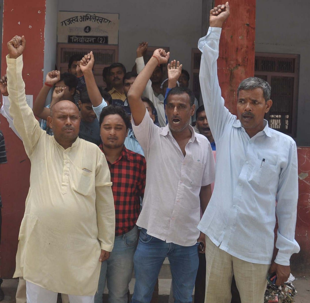 कानूनगो ने जड़ा लेखपाल को थप्पड़