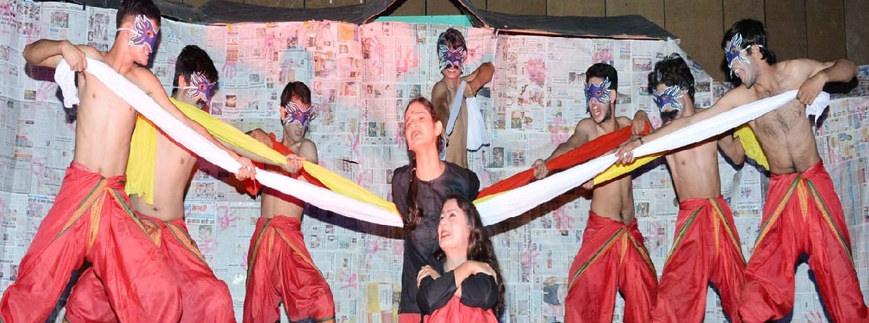 कोख से कब्र तक नाटक ने किया मंत्रमुग्ध