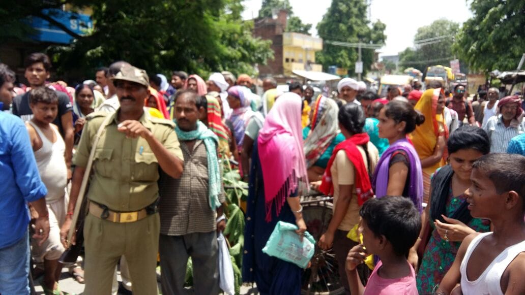 customers protest bank staff at ballia