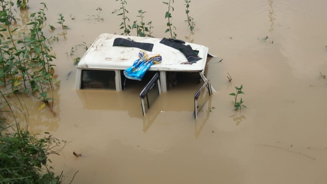 Prayagraj: The collision broke down in the river Bolero
