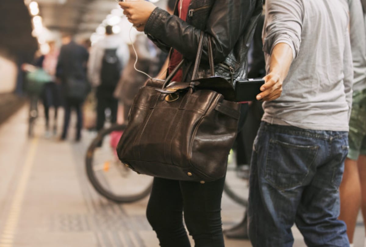 Kenya girl student 200 dollar was stolen from her purse