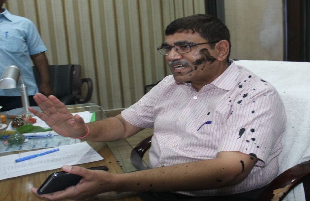 Samajwadi Party workers create ruckus at PWD Office mathura
