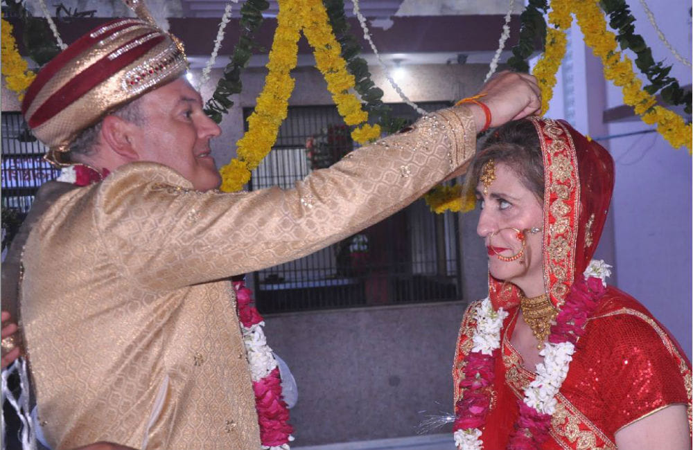 foreign couple Hindu ritual marriage in agra