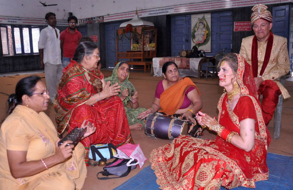foreign couple Hindu ritual marriage in agra