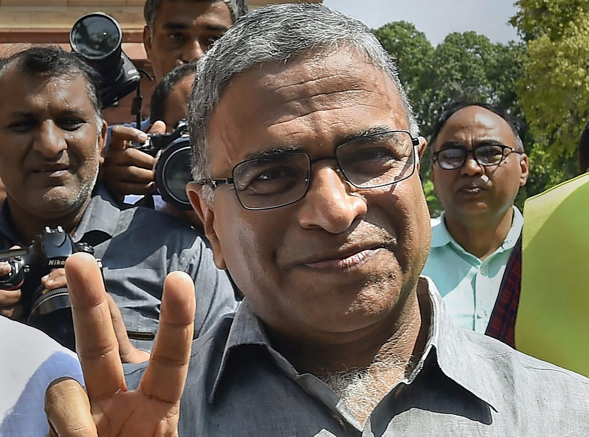Harivansh narayan says that youth come forward for change of country