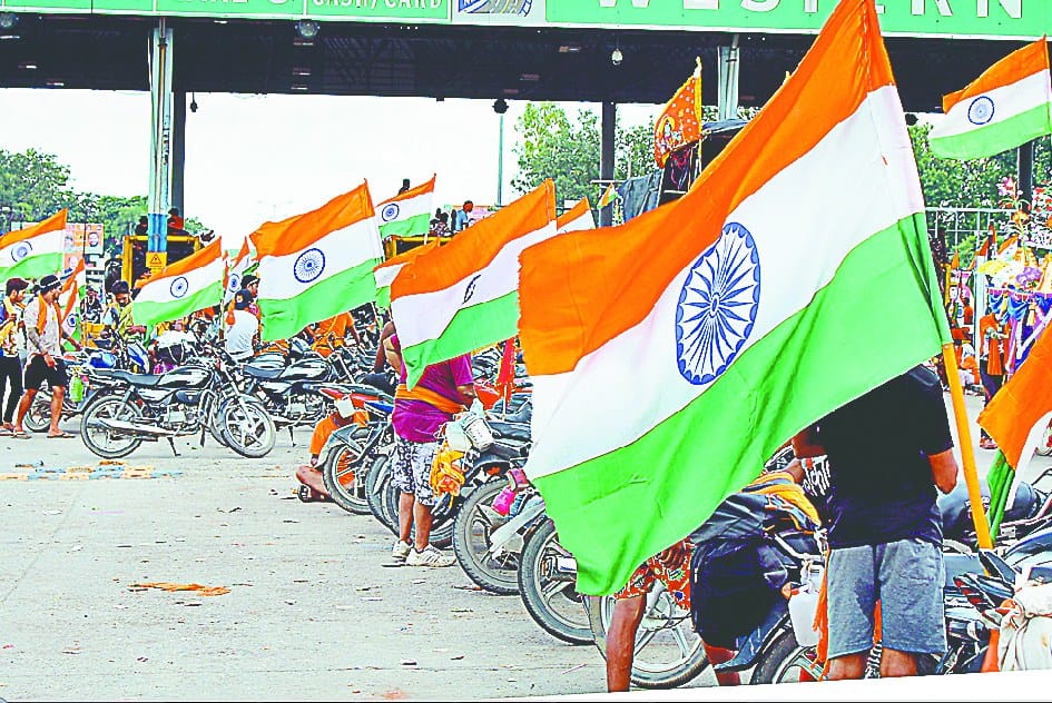 bam bhole bolte rahe, shivaaley tak pahuchne ke liye daurte rahe