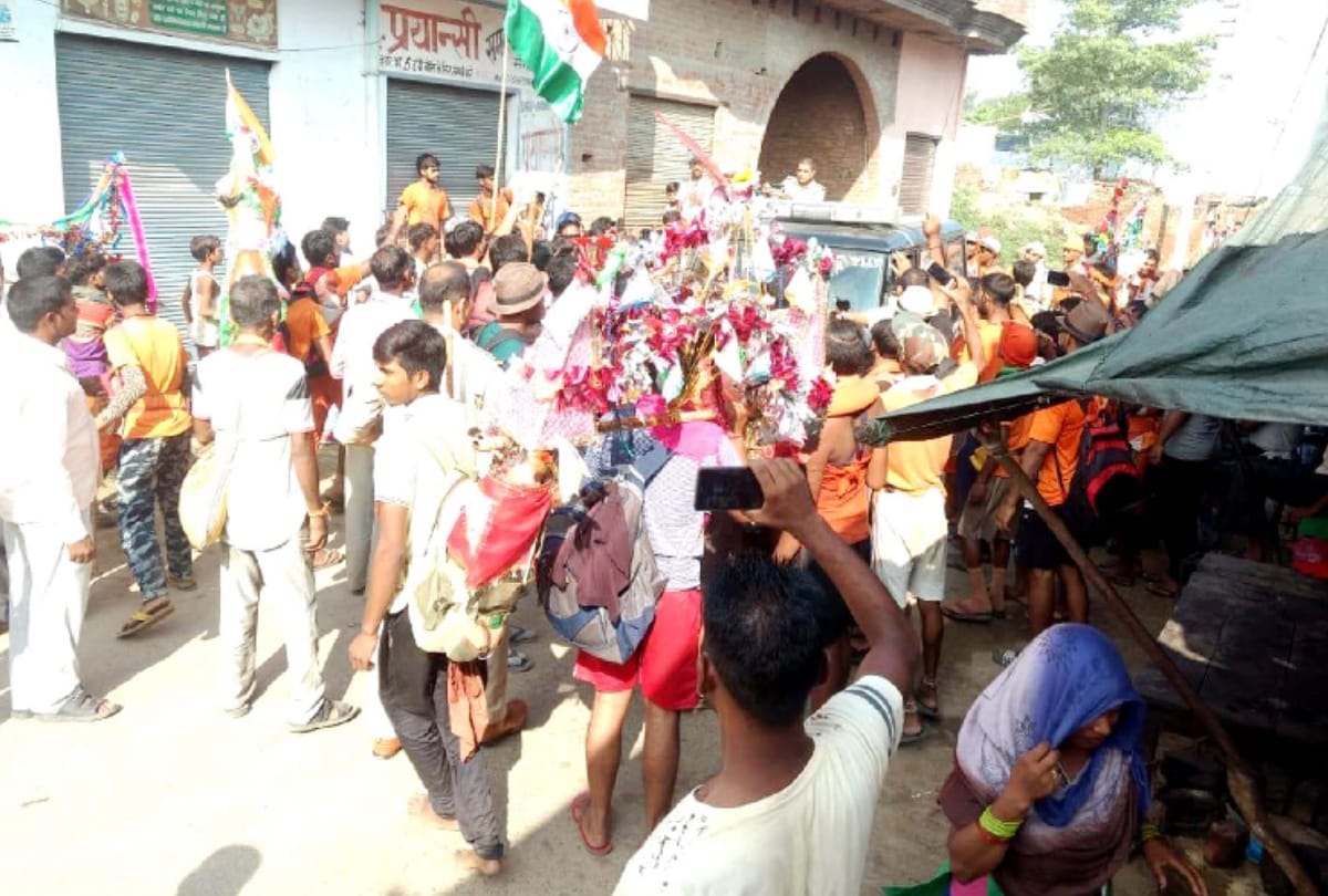 Kanwariyas vandalize police vehicle after altercation with locals in Bulandshahr, police files case