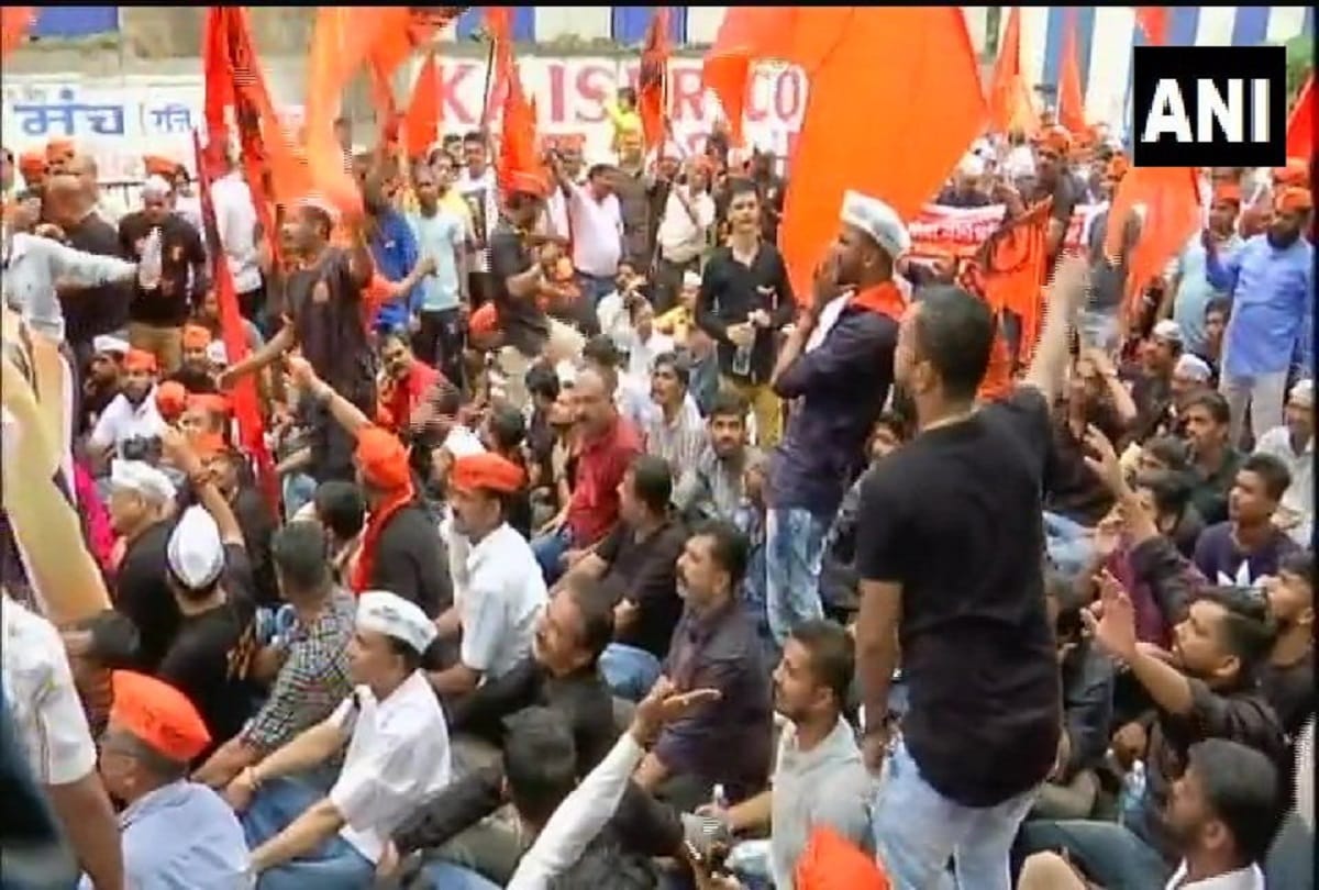 Protesters demanding Maratha Reservation gather outside Mumbai in Bandra Maharashtra