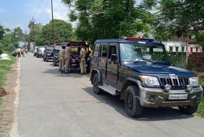UP one killed saveral injured in Tension between two sides in meerut RAFon the spot