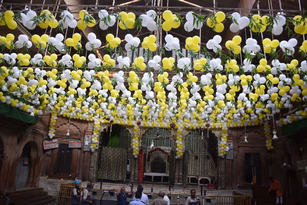 bangla decorated by currency notes in the Thakur Bankebihari temple vrindavan