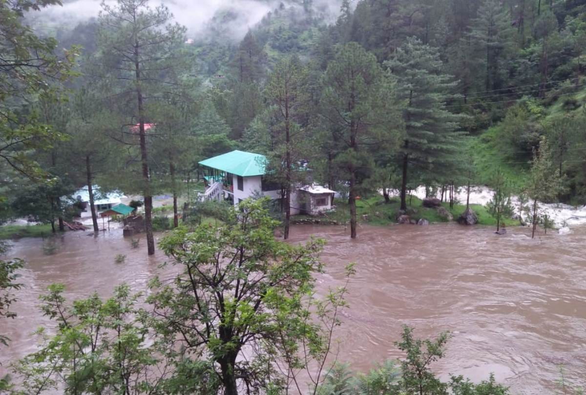 Himachal weather report cloudburst in Banjar Kullu Himachal Rain In Shimla
