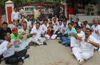 Samajwadi Party workers create ruckus at PWD Office mathura