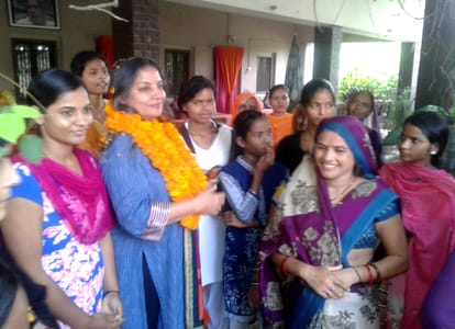Shabana azmi grand welcome after arrived at native village of azamgarh