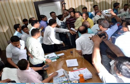 Samajwadi Party workers create ruckus at PWD Office mathura