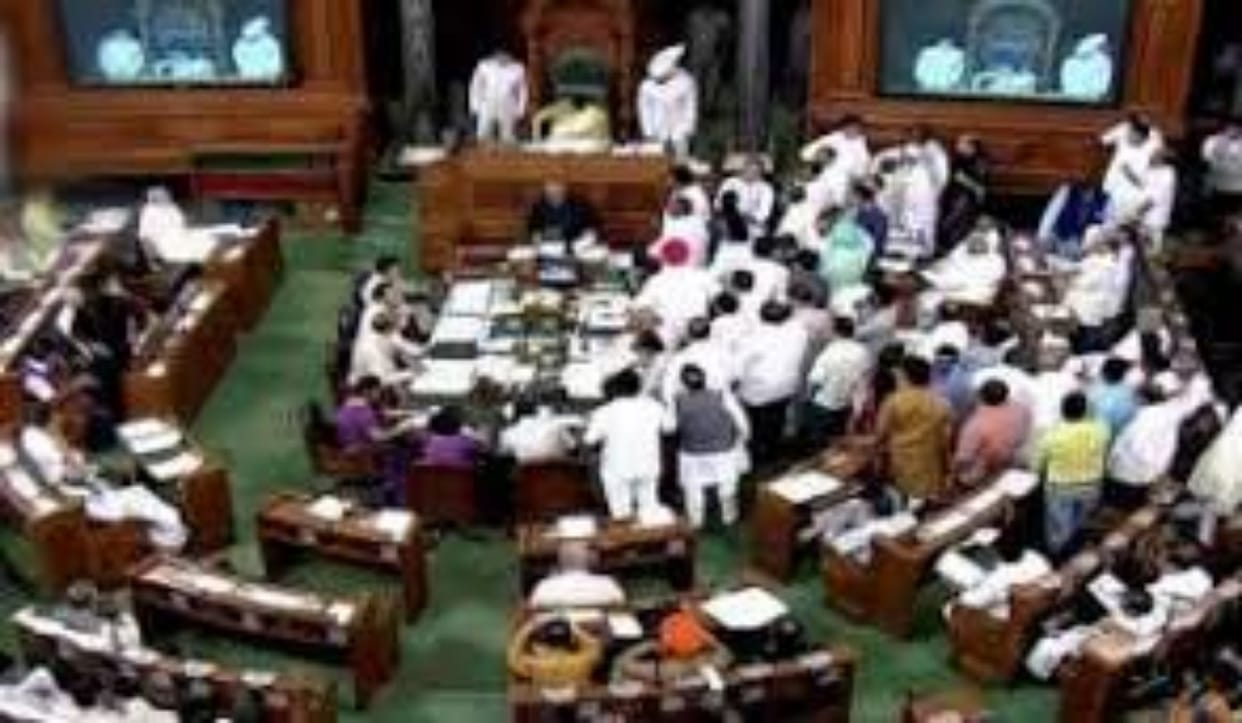 TRS members raised slogans in loksabha,question hour was disrupted 