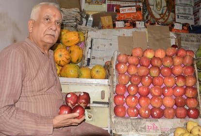 Jeromine apple SOLD 2800 rupees per box in Fruit market shimla