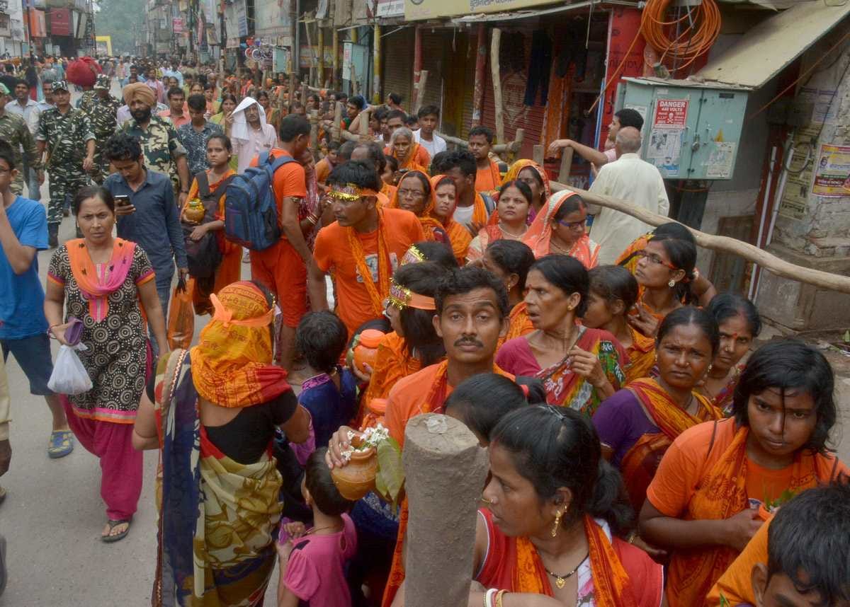 more than lkahs devotees came varanasi on the sawan shivratri
