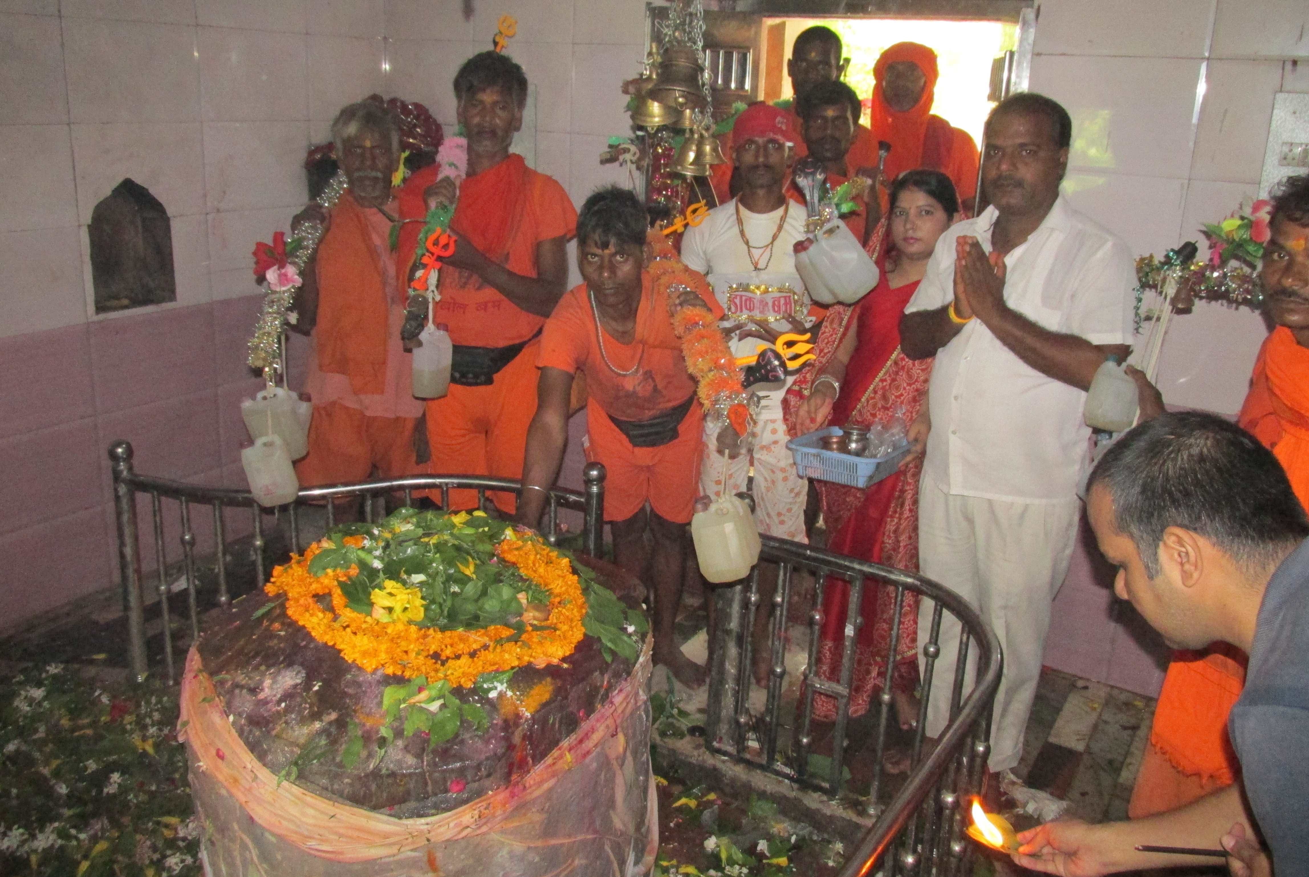 more than lkahs devotees came varanasi on the sawan shivratri