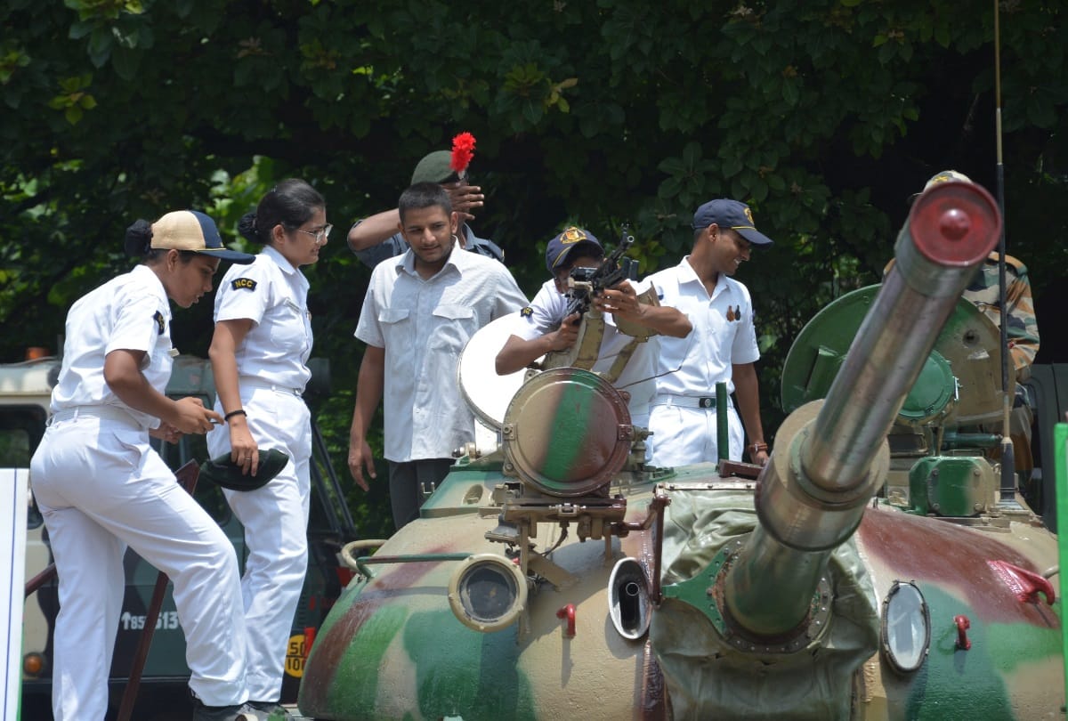 gun and army exhibition in lucknow