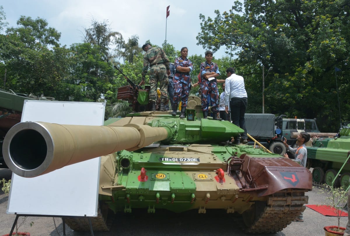 gun and army exhibition in lucknow