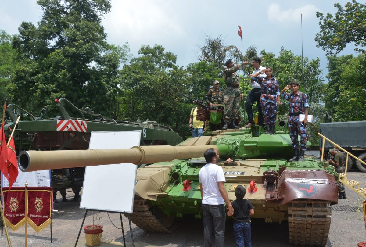 gun and army exhibition in lucknow