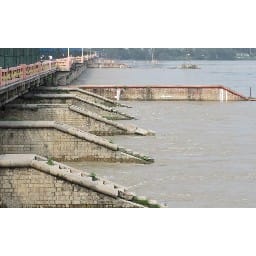 500 garmers drown crops