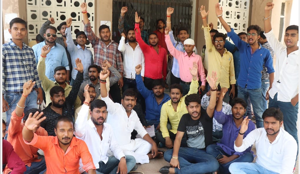 प्रशासनिक भवन पर छात्रों ने ताला लगाया