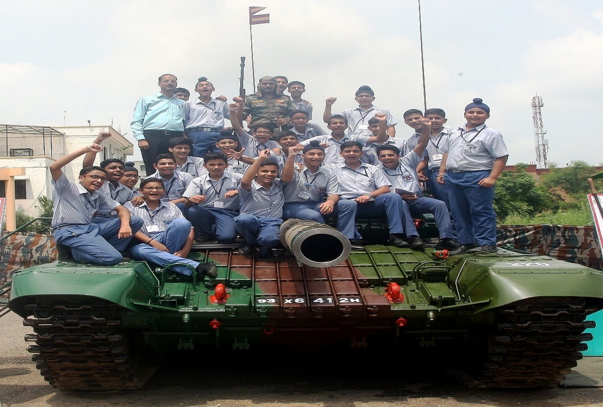 weapon exibition by indian army in jammu university 