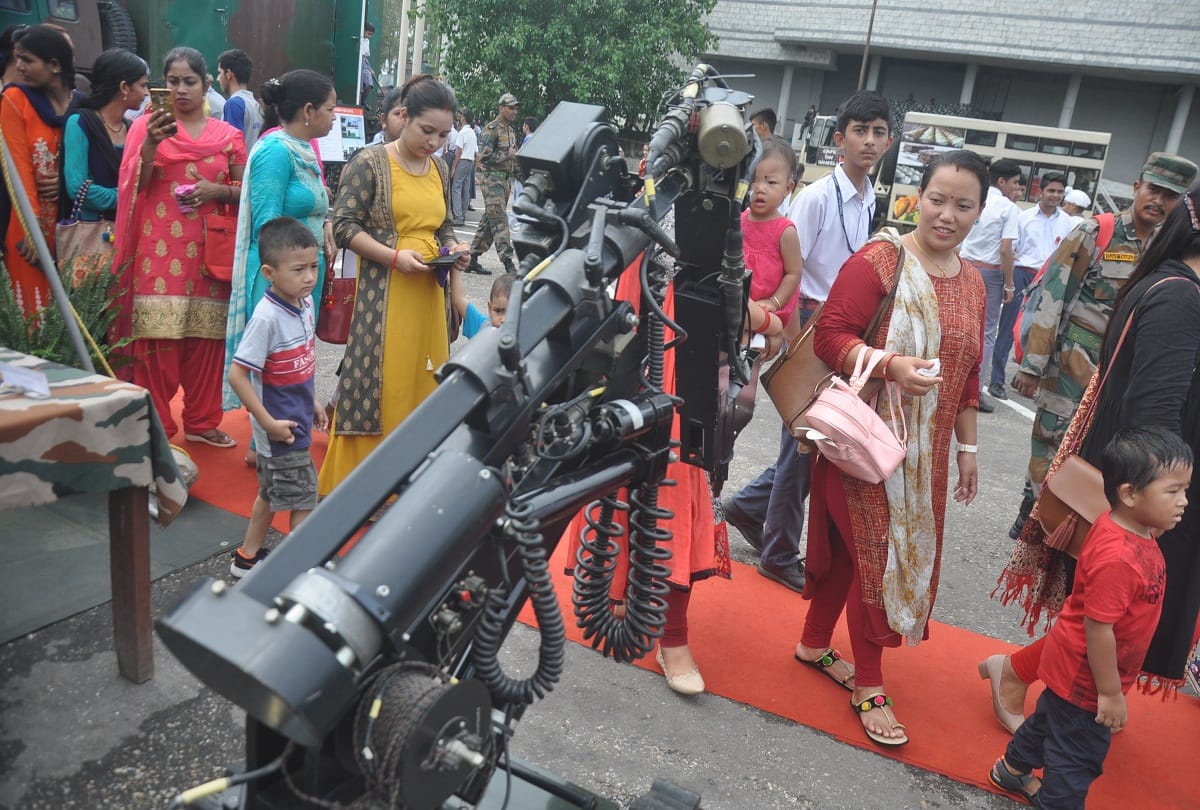 weapon exibition by indian army in jammu university 