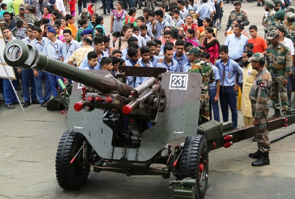 weapon exibition by indian army in jammu university 
