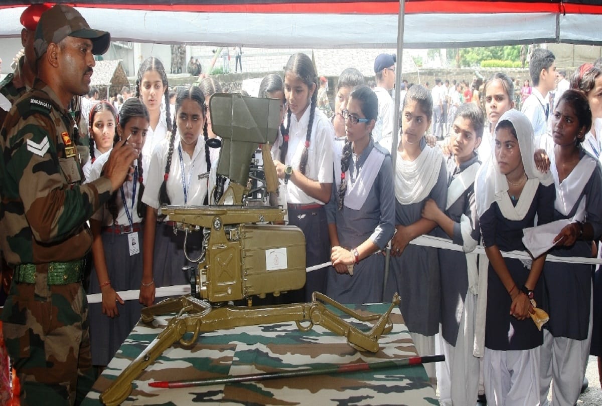 weapon exibition by indian army in jammu university 