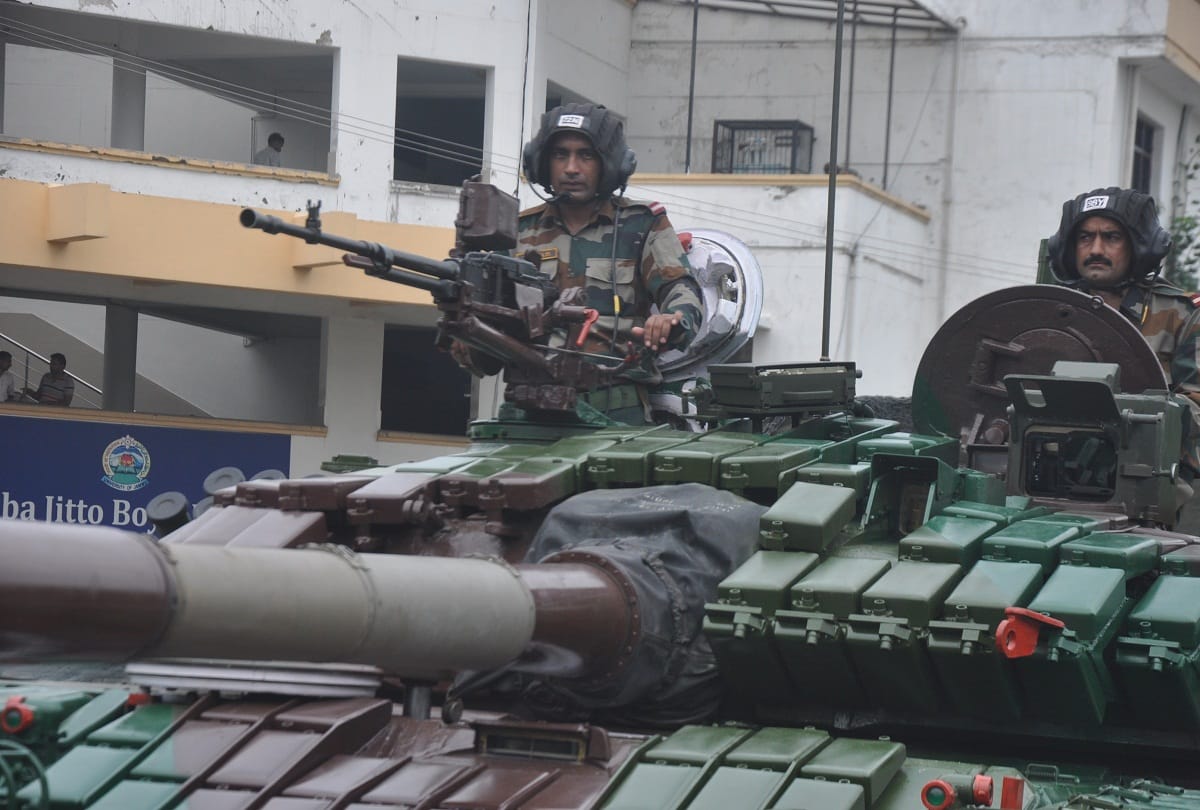 weapon exibition by indian army in jammu university 