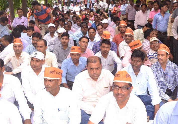 पुरानी पेंशन बहाली के लिए एक मंच पर आए कर्मचारी, दिया धरना