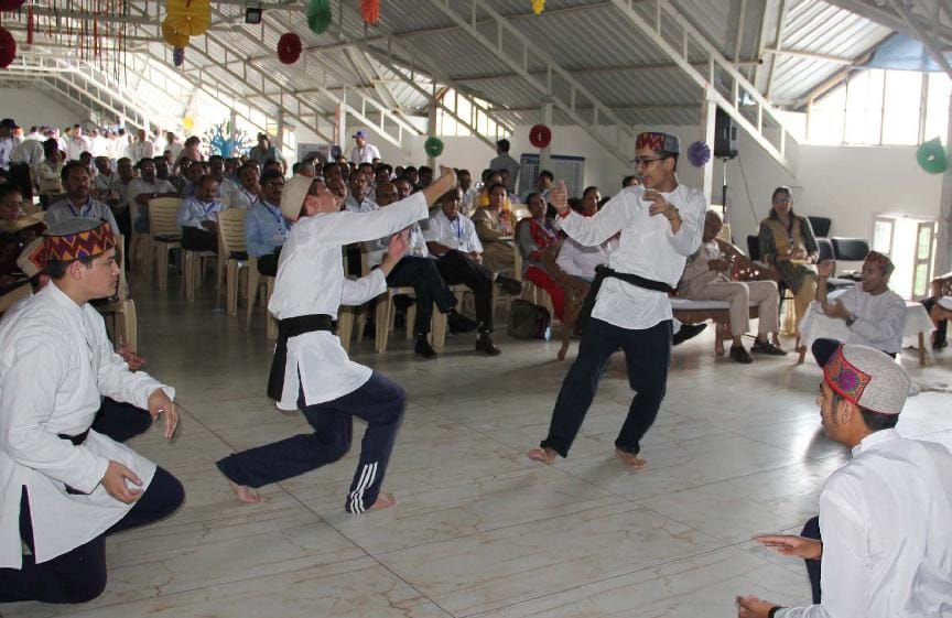 पहाड़ी नाटी पर प्रस्तुति देकर लूटी वाहवाही