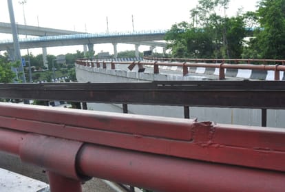 A Young man committed suicide by hanging on flyover railing in delhi