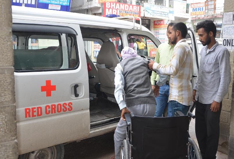 नहीं माने आदेश, हड़ताल पर रहे एंबुलेंस कर्मी