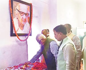 शहीद के परिजनों से मिले और पूछा कैसे हैं आप सब