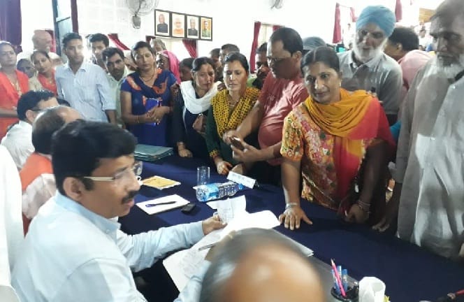 कमिश्नर के जनता दरबार में आई रिकॉर्ड शिकायतें